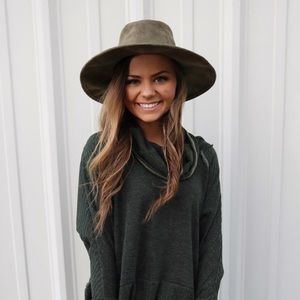 Meet your Posher, Caitlin